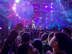 现场气氛火爆，球员齐心协力冲击胜利的简单介绍