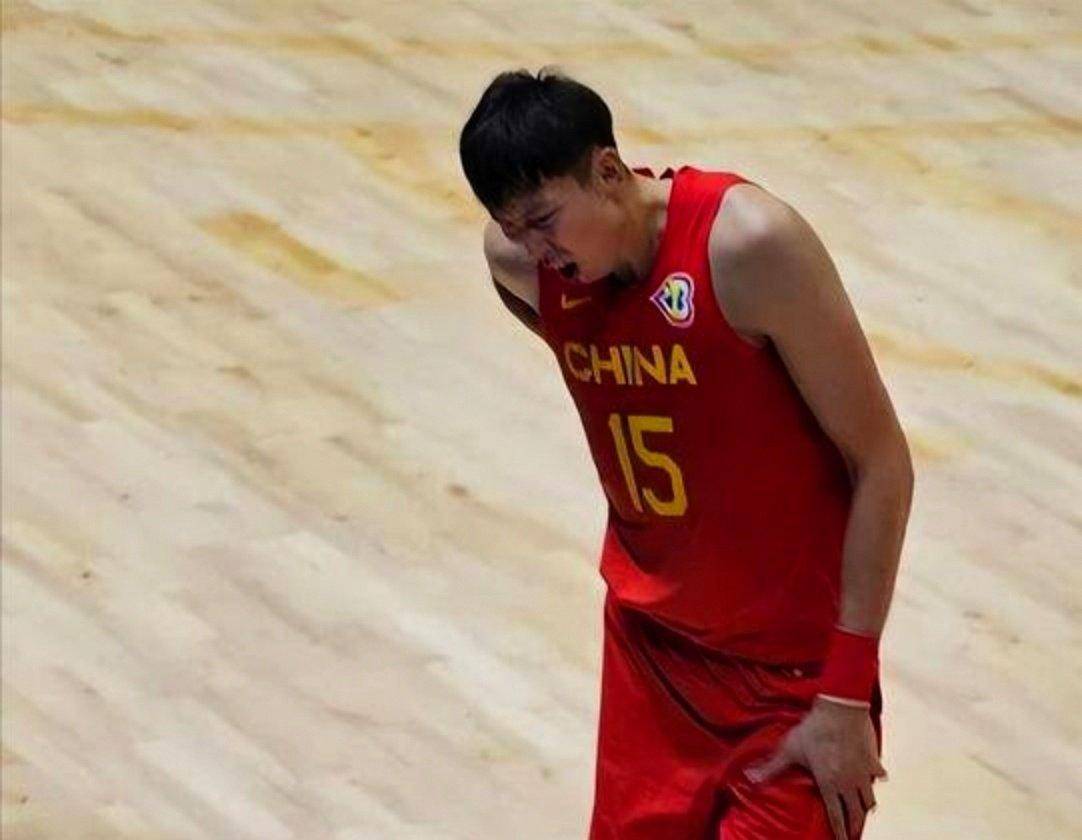 马刺碾压山东队，周琦点燃赛场