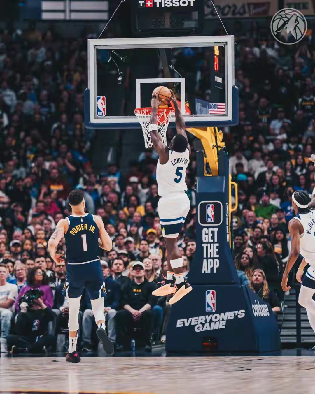 青岛队力克灰熊，德罗赞点燃赛场